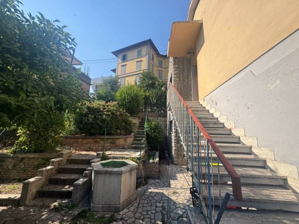 casa indipendente in vendita a Siena