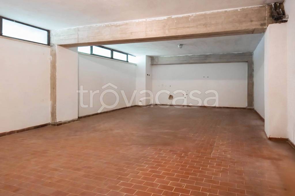 locale commerciale in vendita a Siena