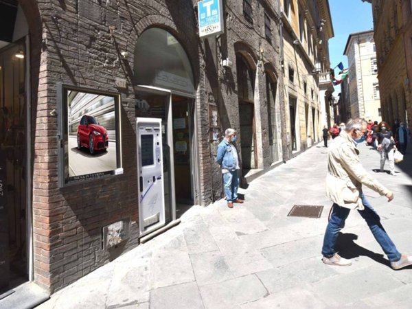 negozio in vendita a Siena in zona Centro Città
