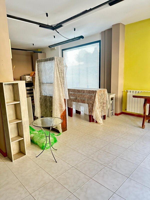 locale commerciale in vendita a Siena in zona Taverne d'Arbia