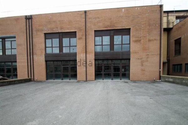 locale di sgombero in vendita a Siena in zona Coroncina