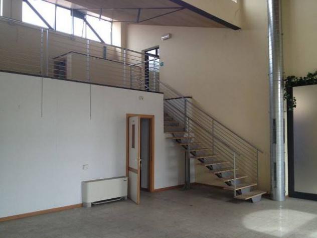 locale commerciale in vendita a Siena