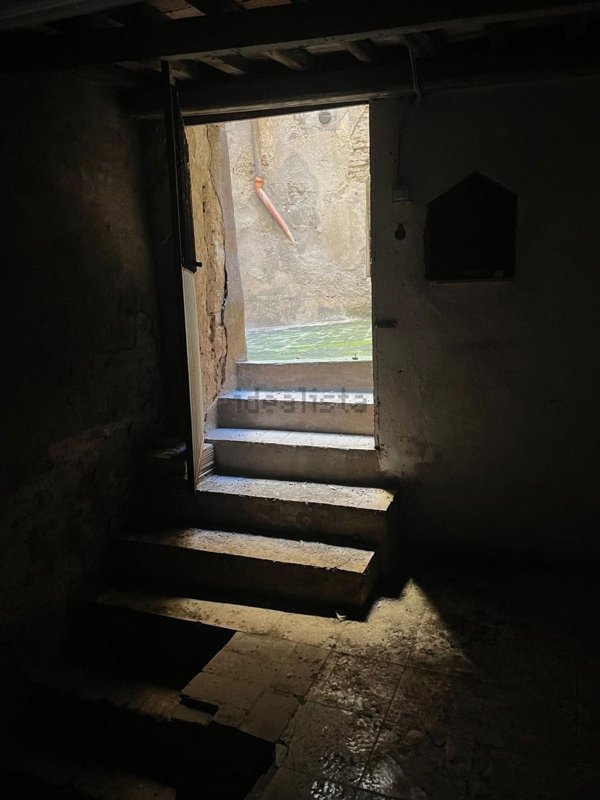 locale di sgombero in vendita a Siena