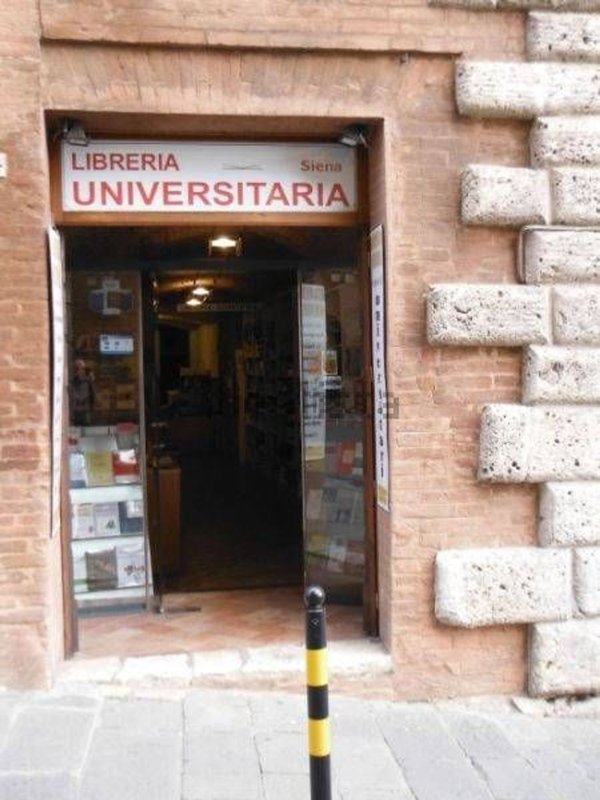 locale commerciale in vendita a Siena
