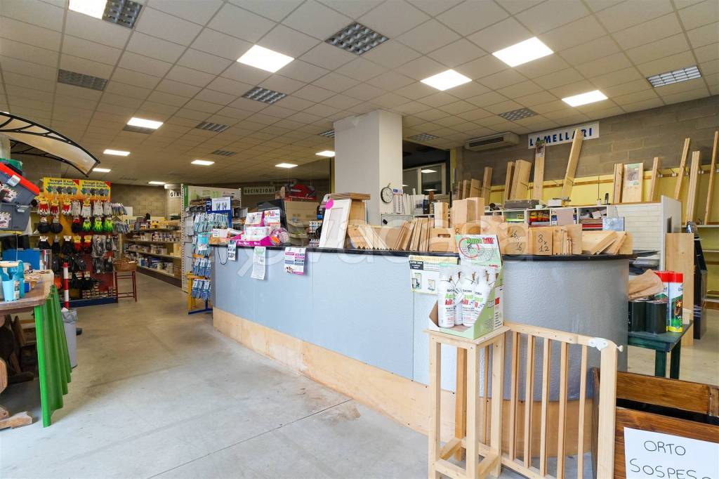 negozio in vendita a Siena in zona Taverne d'Arbia