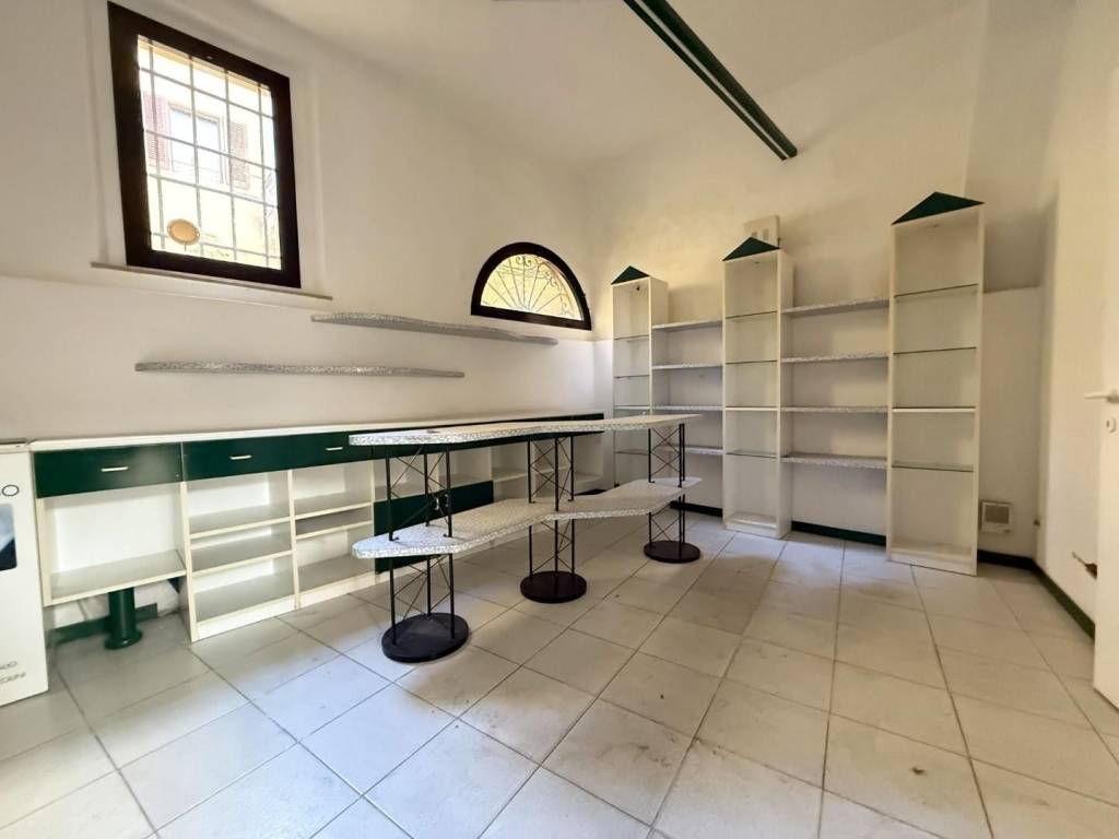 locale commerciale in vendita a Siena in zona Centro Città