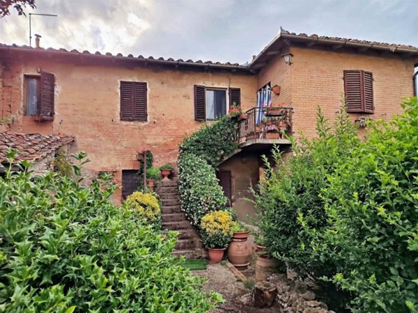 casa indipendente in vendita a Siena