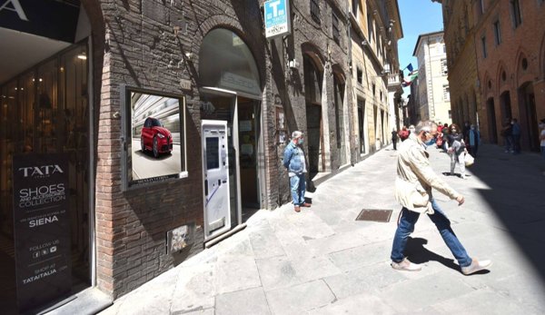 locale commerciale in vendita a Siena in zona Centro Città