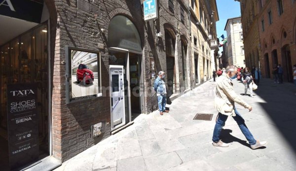 locale commerciale in vendita a Siena in zona Centro Città