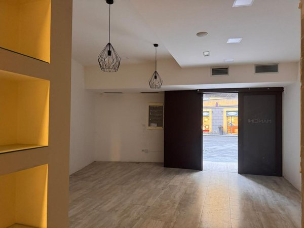 locale commerciale in vendita a Siena in zona Centro Città