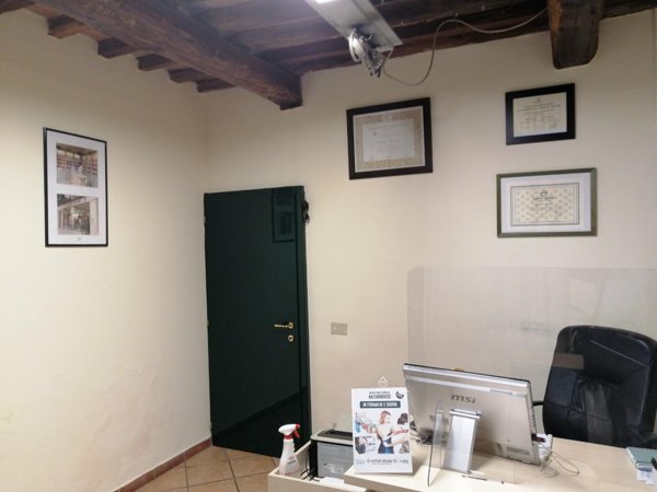 locale commerciale in vendita a Siena