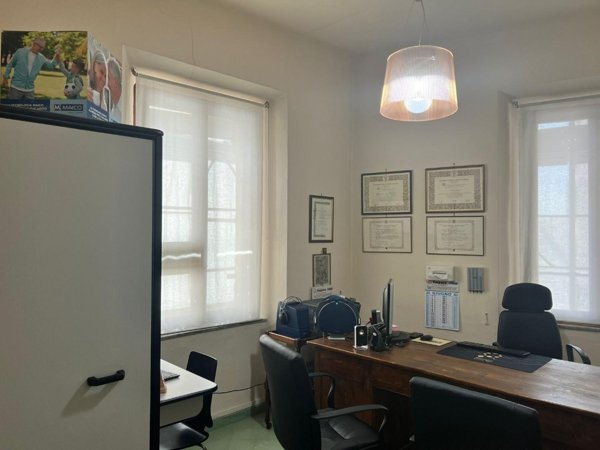 locale commerciale in vendita a Siena