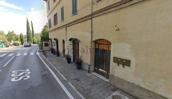 locale commerciale in vendita a Siena