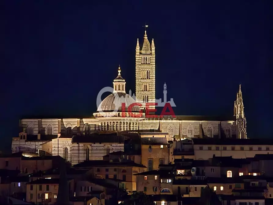 locale commerciale in vendita a Siena