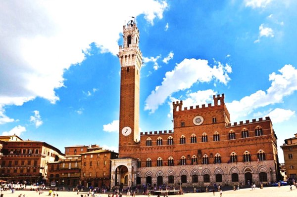 locale commerciale in vendita a Siena in zona Centro Città