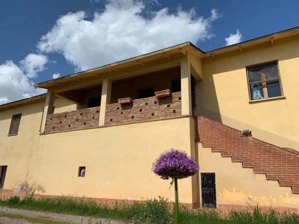 locale di sgombero in vendita a Sinalunga