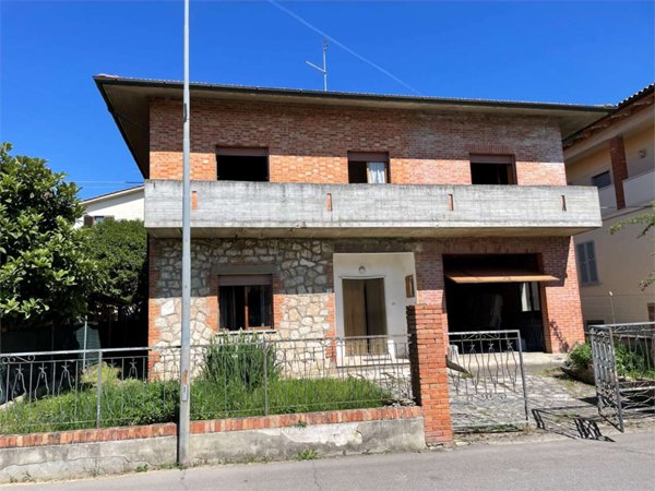 casa indipendente in vendita a Sinalunga in zona Bettolle