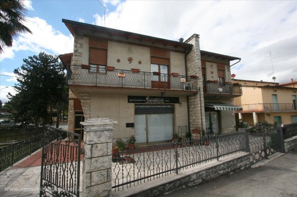 casa indipendente in vendita a Sinalunga in zona Bettolle