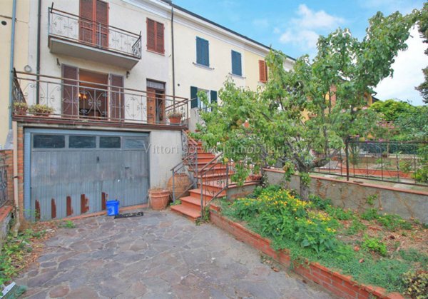 casa indipendente in vendita a Sinalunga in zona Bettolle