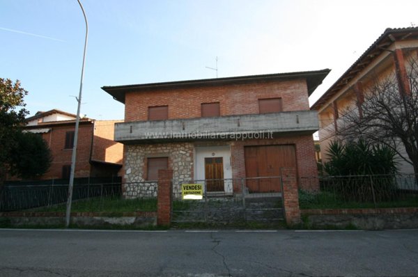 casa indipendente in vendita a Sinalunga in zona Bettolle