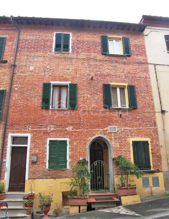casa indipendente in vendita a Sinalunga in zona Bettolle