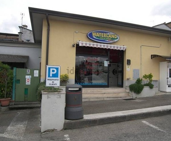 locale commerciale in vendita a Sinalunga
