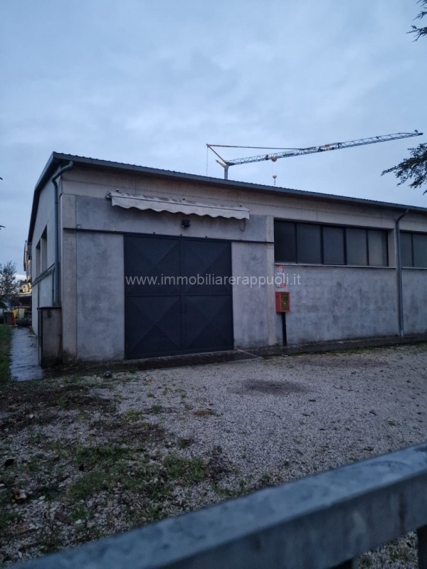 locale commerciale in vendita a Sinalunga