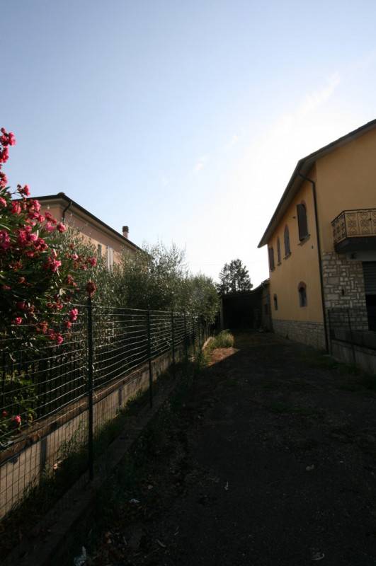 locale commerciale in vendita a Sinalunga