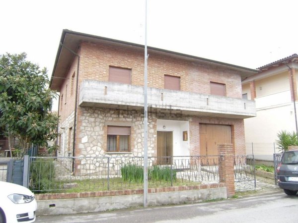 casa indipendente in vendita a Sinalunga in zona Bettolle