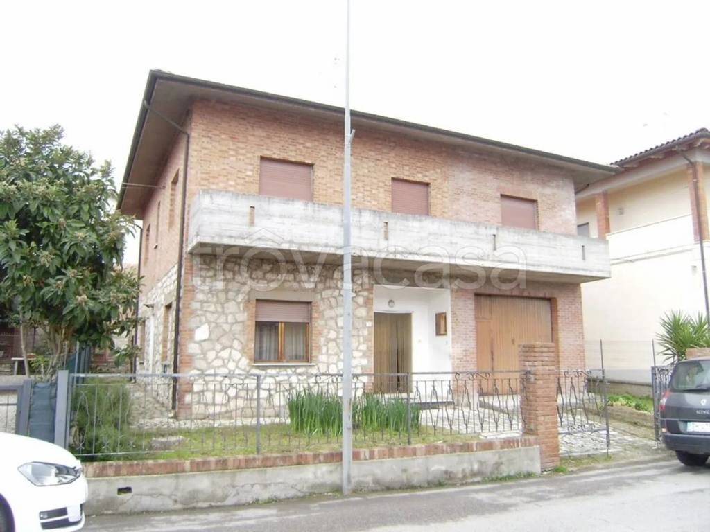 casa indipendente in vendita a Sinalunga in zona Bettolle