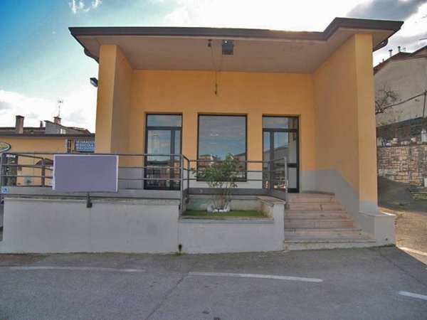 locale commerciale in vendita a Sinalunga