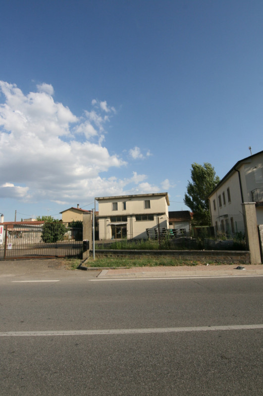 locale commerciale in vendita a Sinalunga