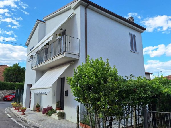 casa indipendente in vendita a Sinalunga