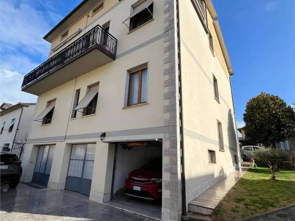 casa indipendente in vendita a Sinalunga in zona Bettolle