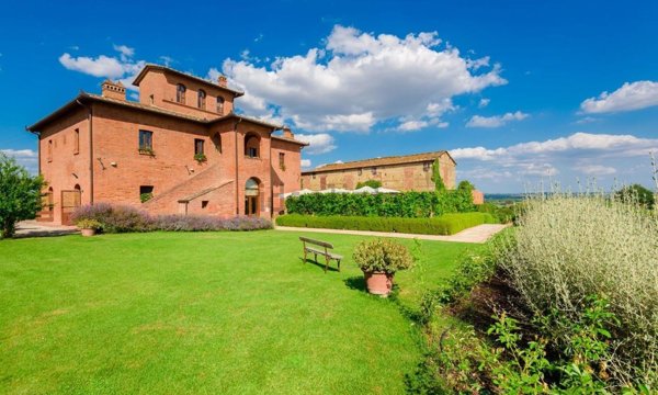 esavano in vendita a Sinalunga