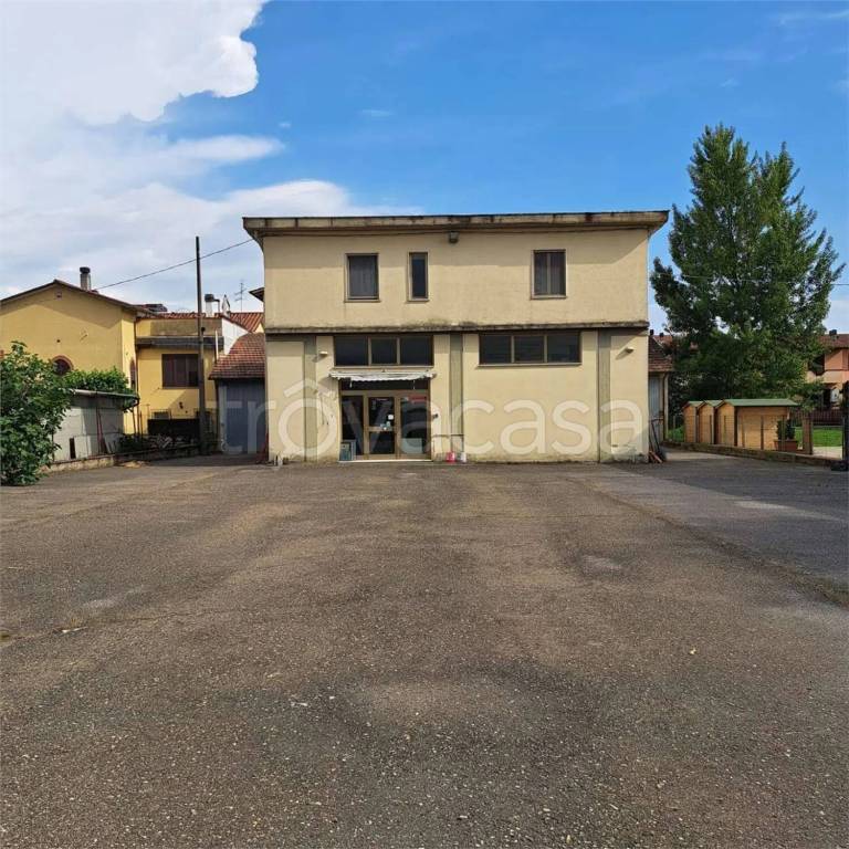 locale commerciale in vendita a Sinalunga
