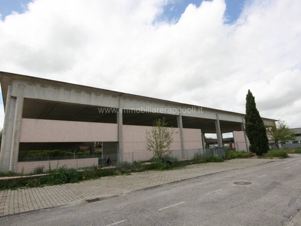 locale commerciale in vendita a Sinalunga