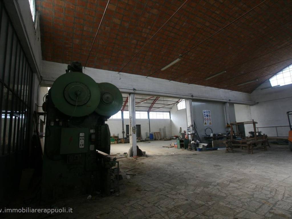 locale commerciale in vendita a Sinalunga