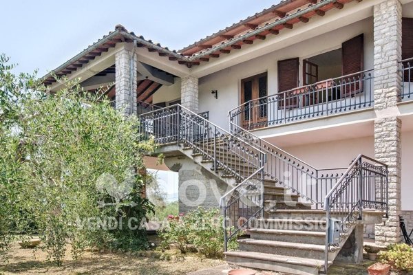 casa indipendente in vendita a Sinalunga