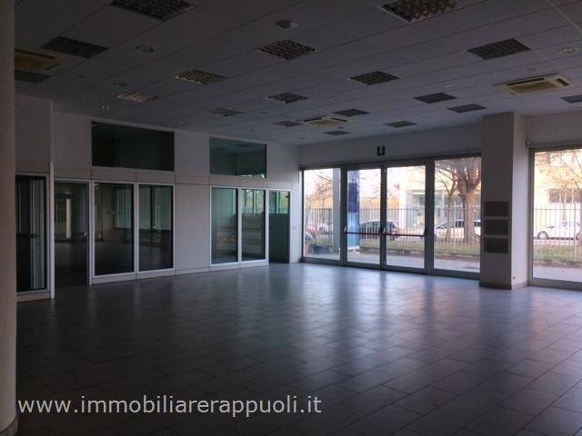 locale commerciale in vendita a Sinalunga