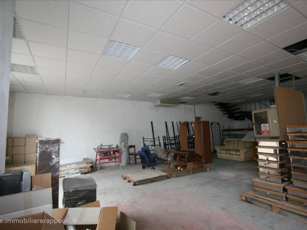 locale commerciale in vendita a Sinalunga