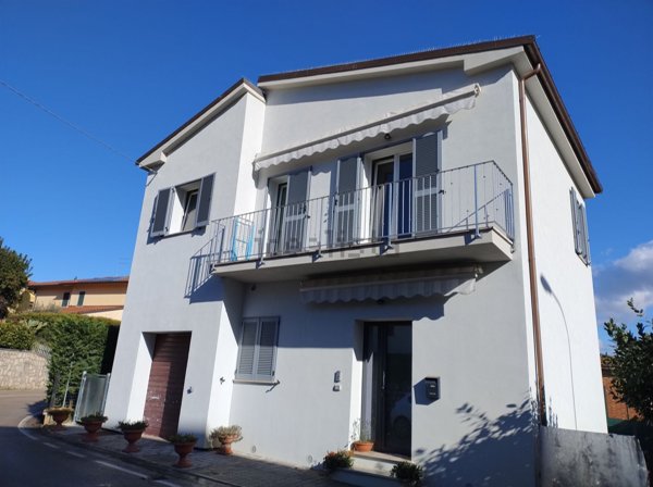 casa indipendente in vendita a Sinalunga