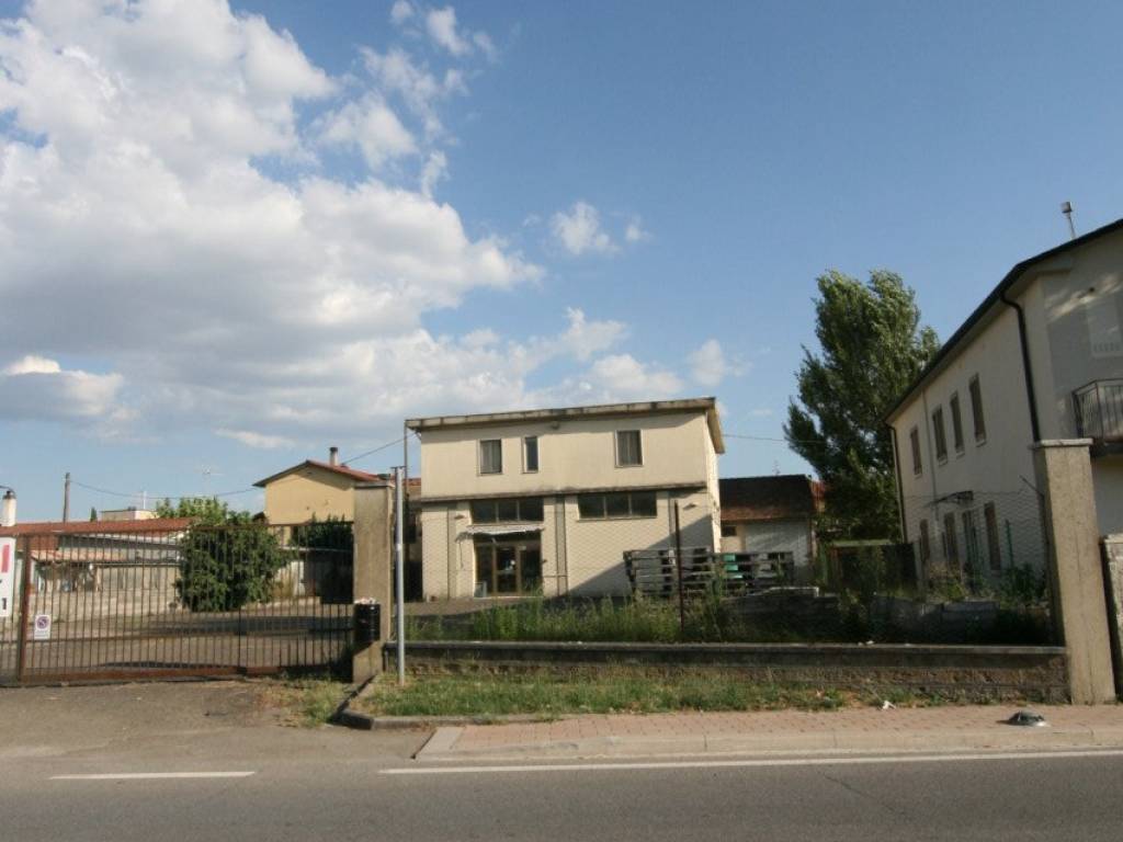 locale commerciale in vendita a Sinalunga