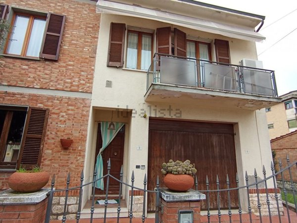 casa indipendente in vendita a Sinalunga in zona Bettolle