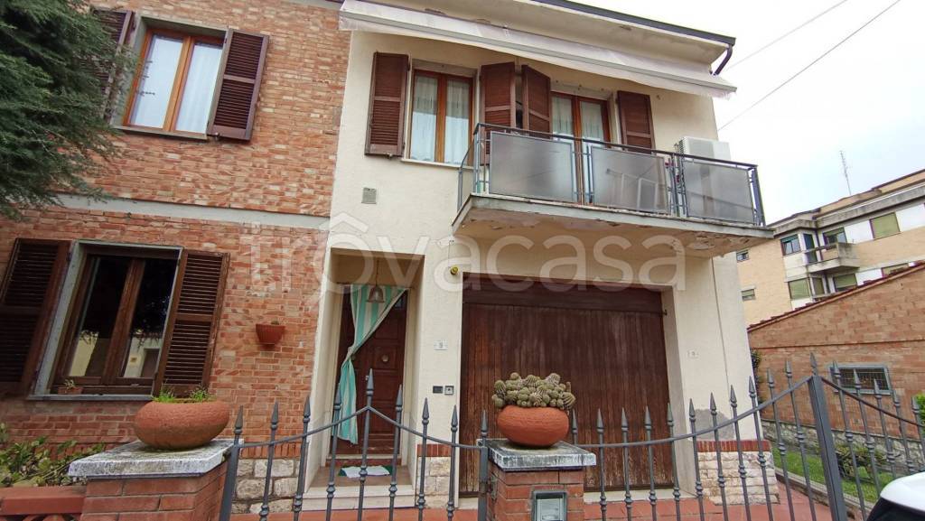 casa indipendente in vendita a Sinalunga in zona Bettolle
