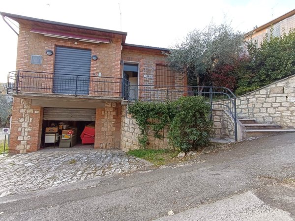 casa indipendente in vendita a Sinalunga