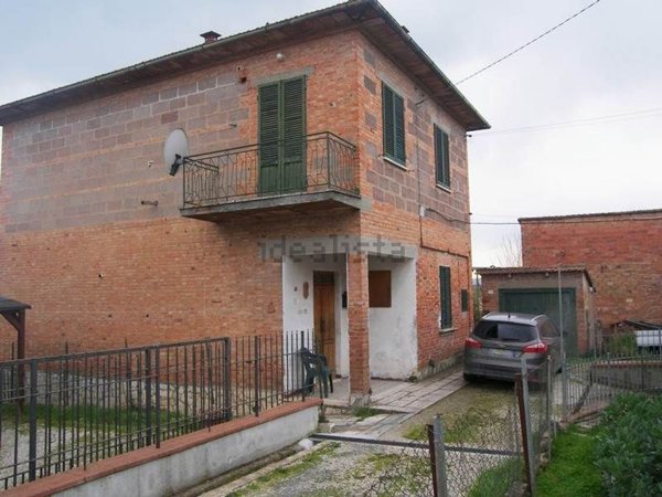 casa indipendente in vendita a Sinalunga in zona Bettolle