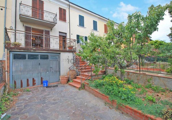 casa indipendente in vendita a Sinalunga in zona Bettolle