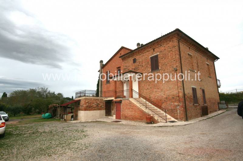 casa indipendente in vendita a Sinalunga in zona Bettolle