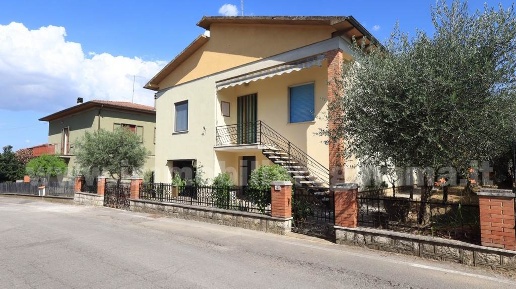 casa indipendente in vendita a Sinalunga in zona Bettolle